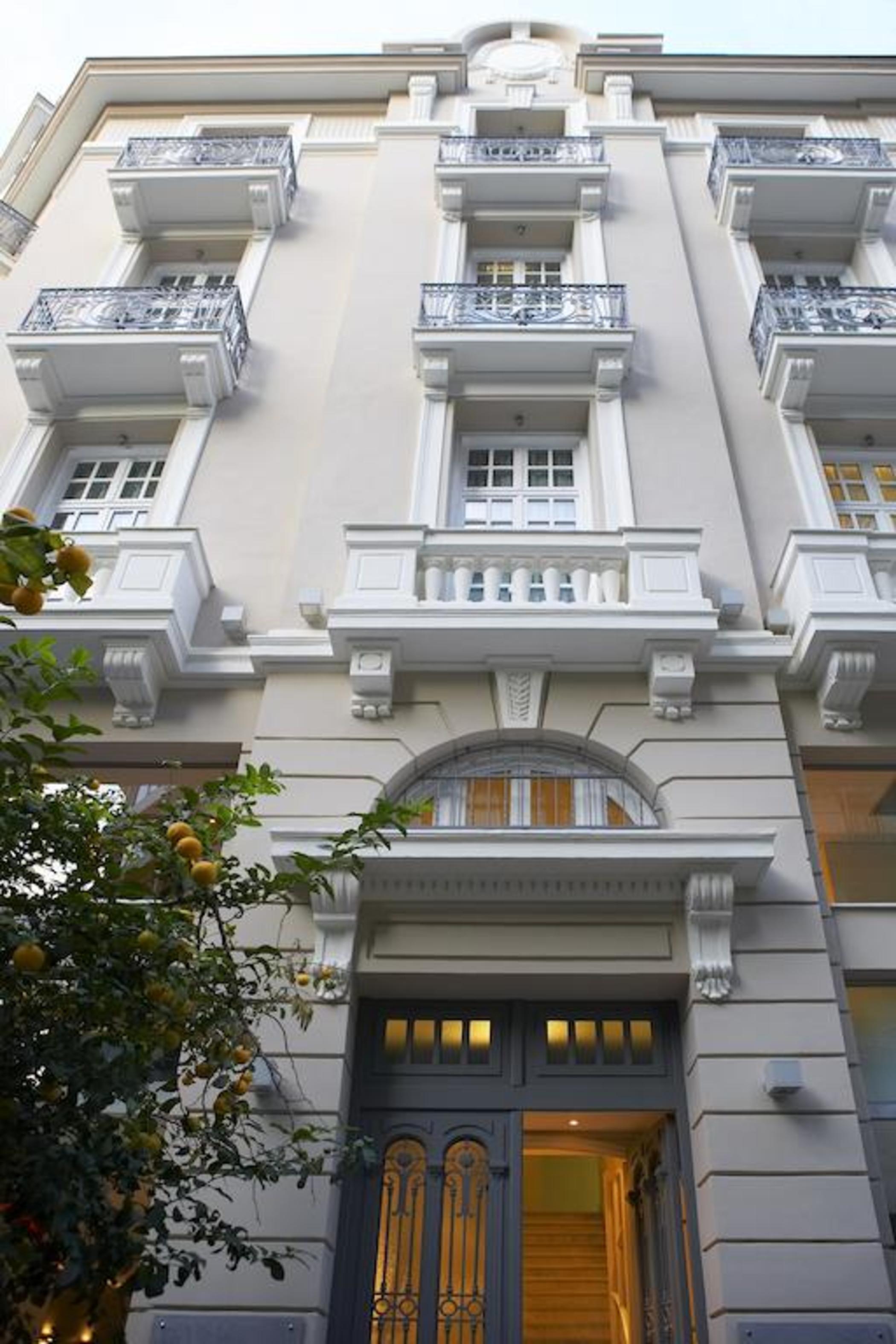 怡东酒店 塞萨洛尼基 外观 照片 Neoclassical balconies in the Old Town of Nicosia